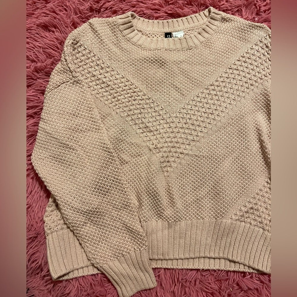 cozy sweatshirt perfect for cold ❄️